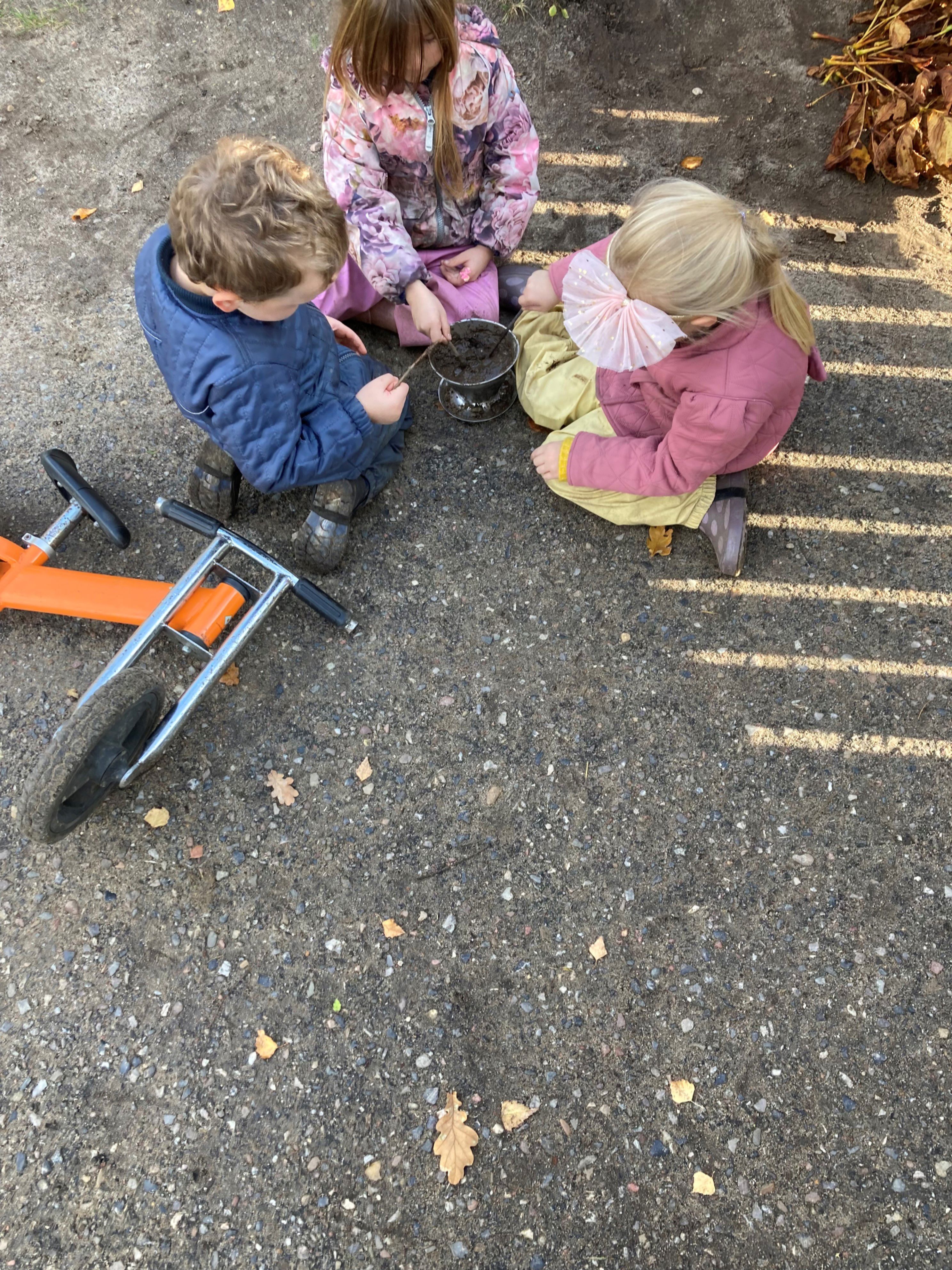 Børn leget med sand på legepladsen i Børnehuset Hørhaven