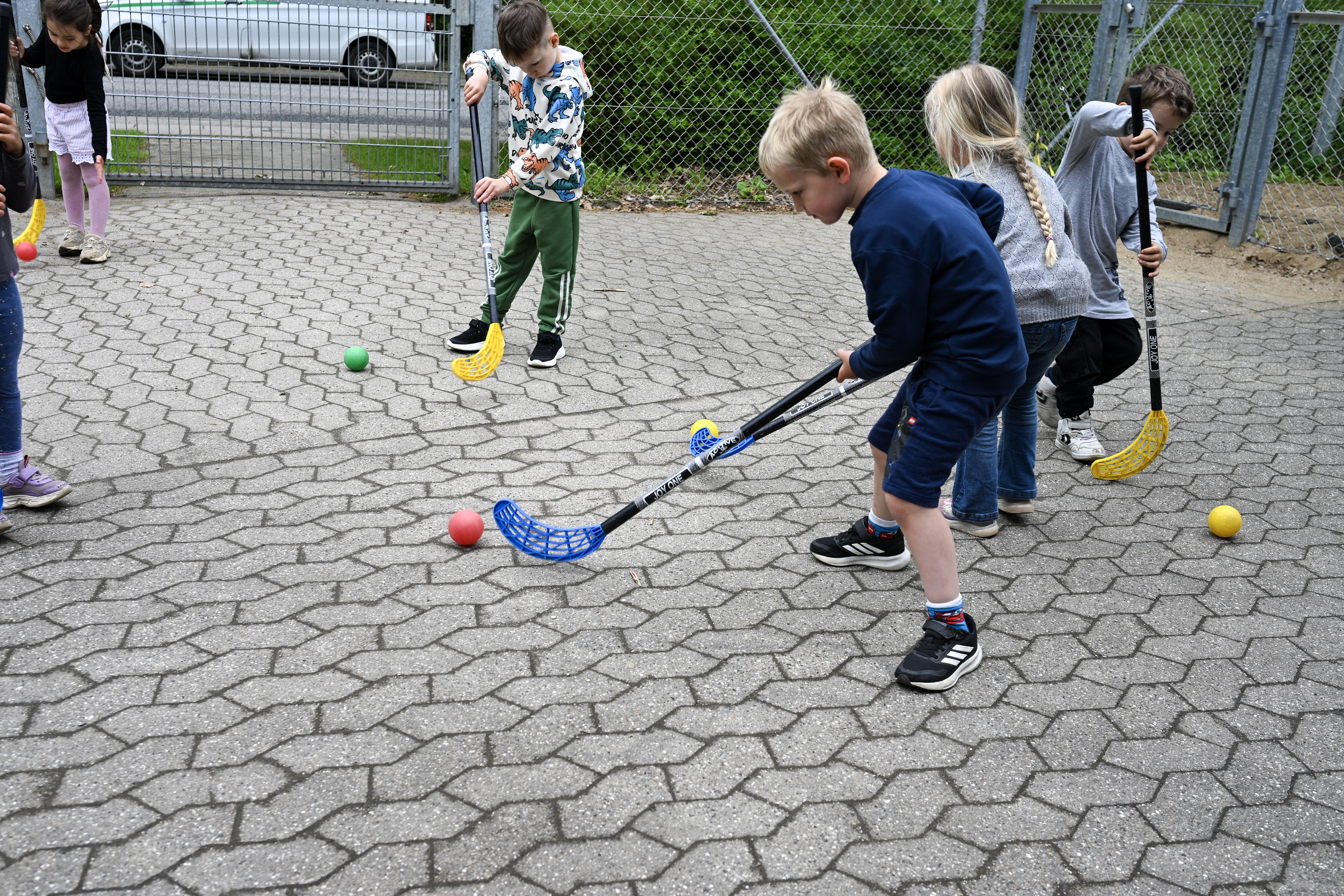 Børn spiller hockey