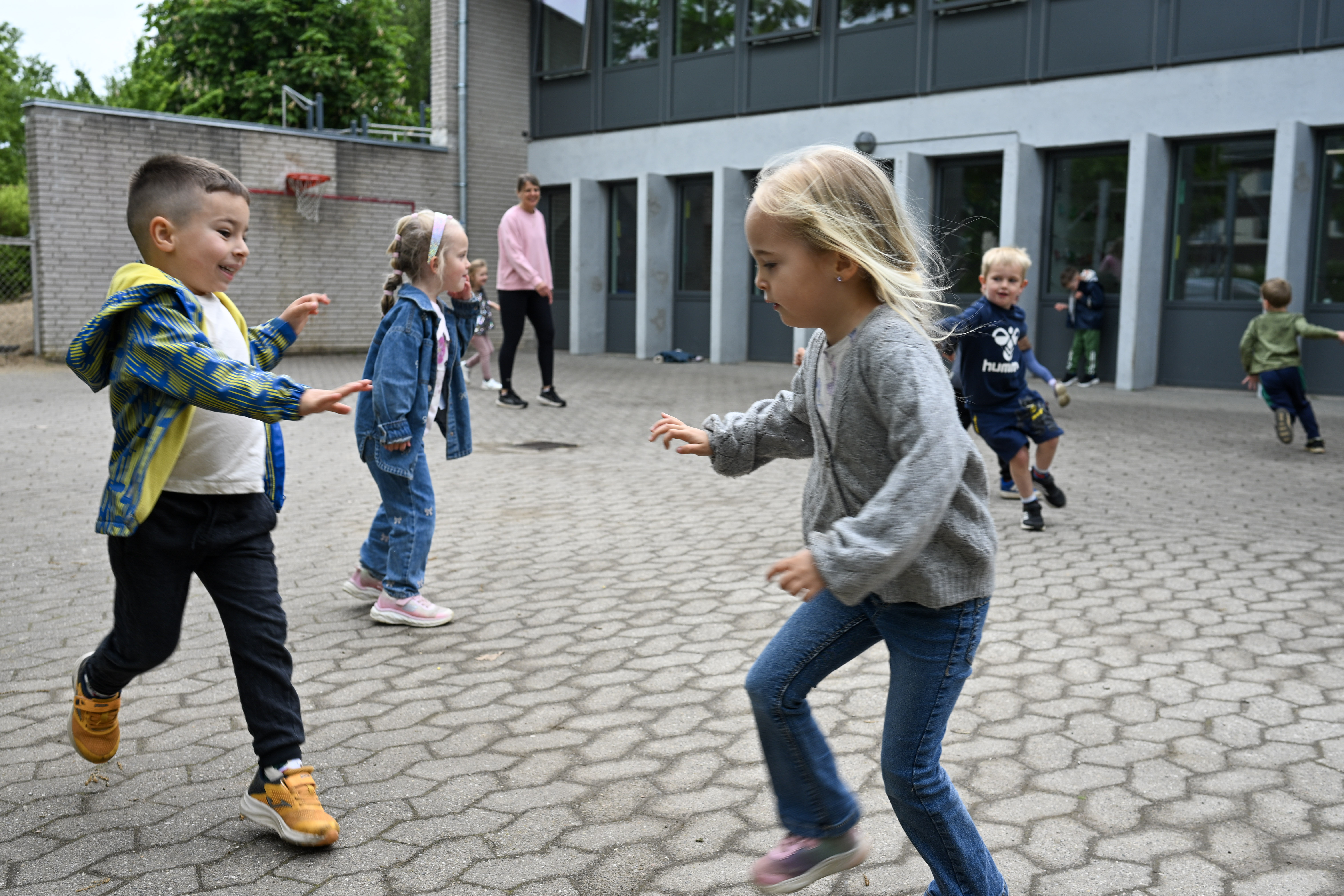 Børn leger på legeplads