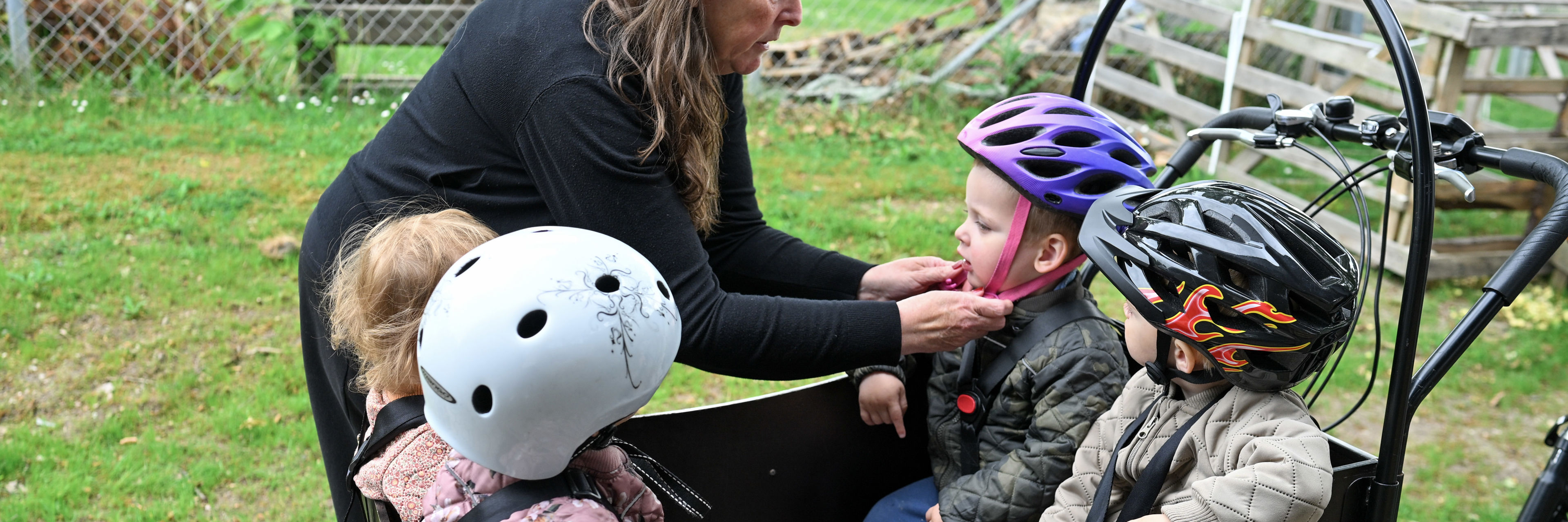 Børn på vej på cykeltur i ladcykler