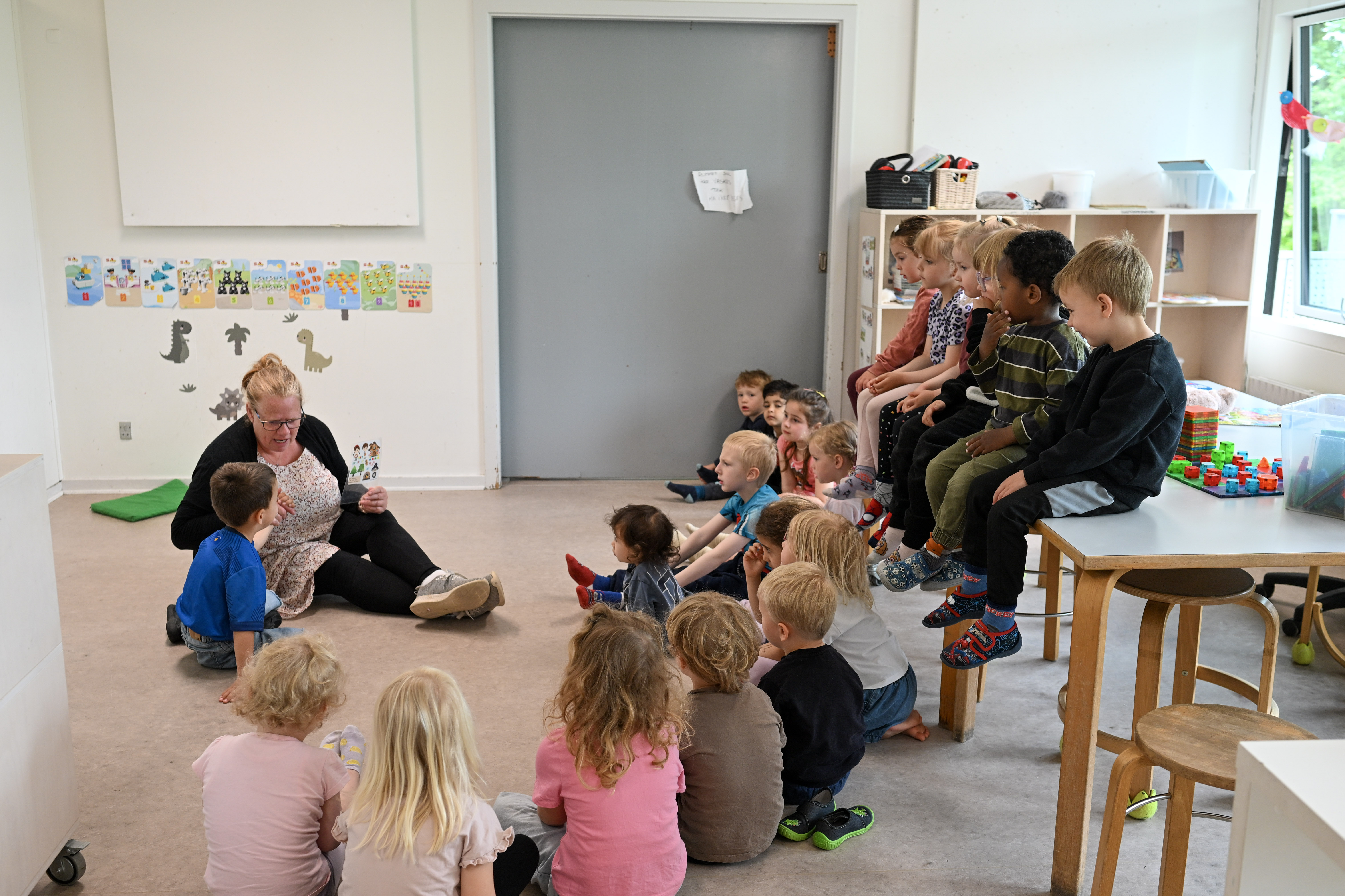 Voksen fortæller børn historie