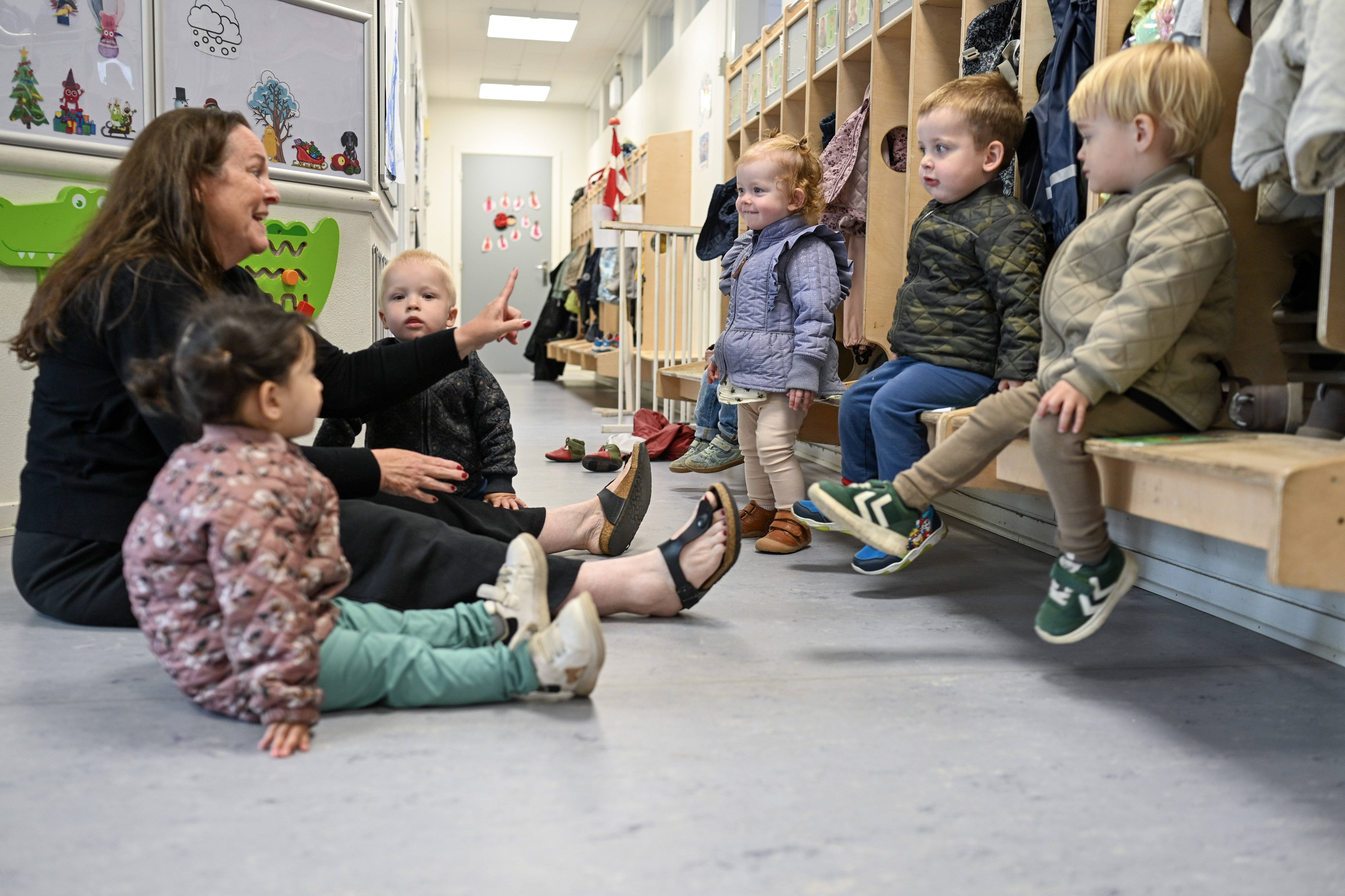 Voksen og børn i garderoben