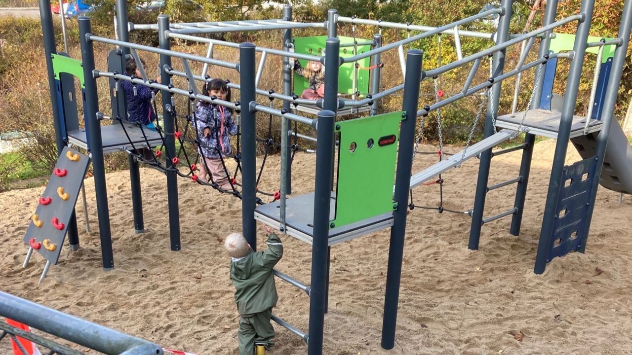 Børn leger i legetårnet i Børnehuset Hørhaven