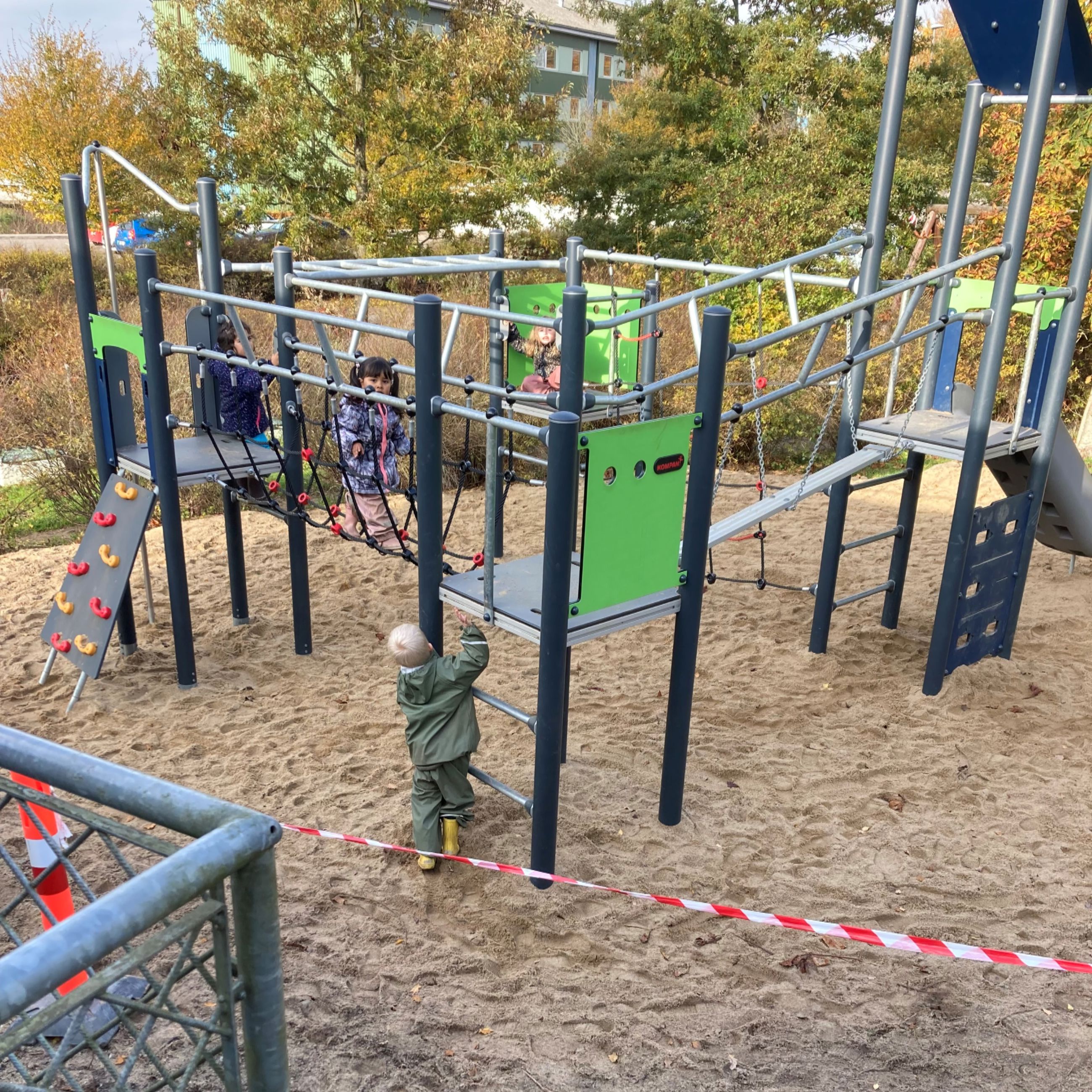 Børn leger i legetårnet i Børnehuset Hørhaven