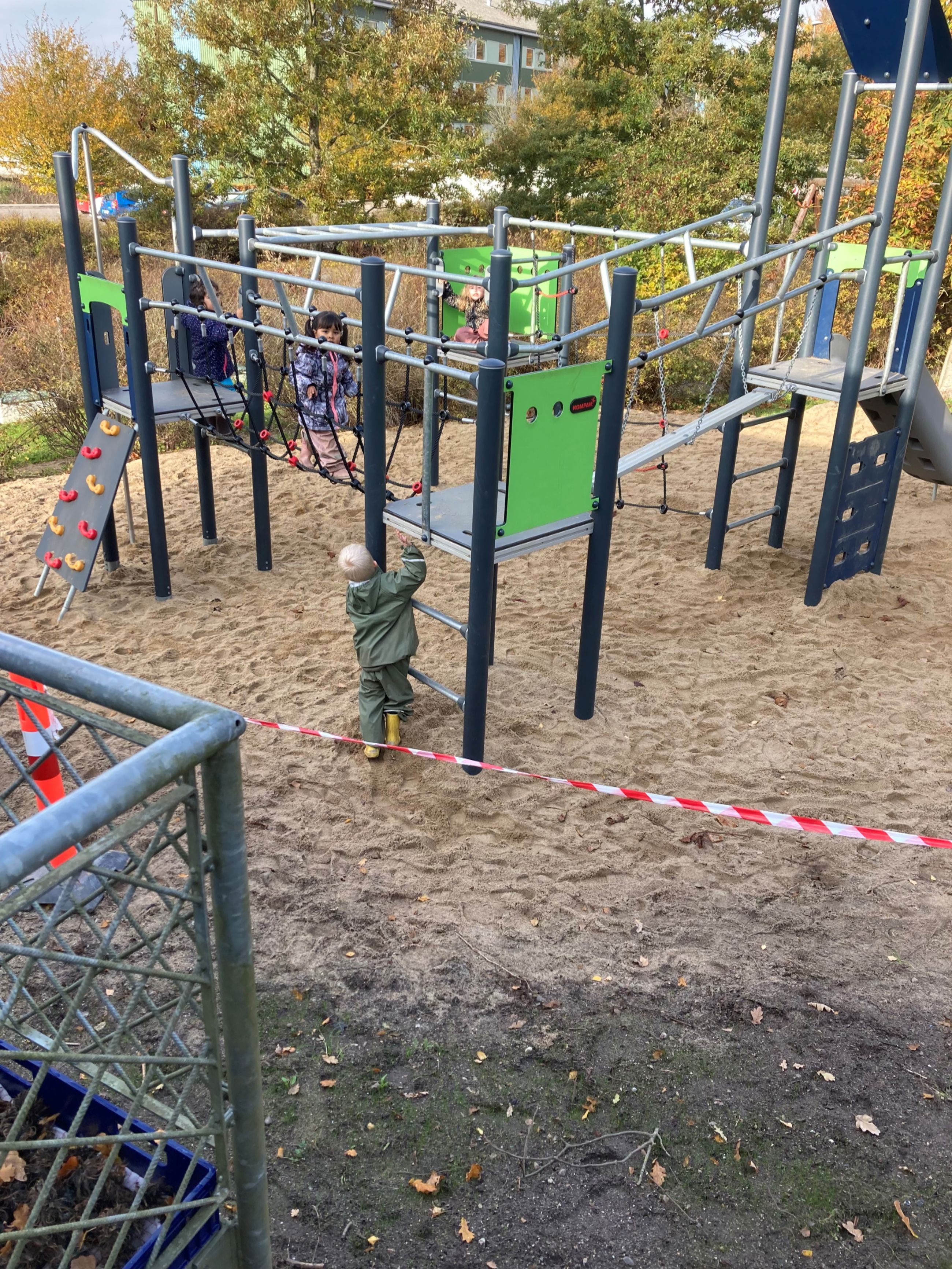 Børn leger i legetårnet i Børnehuset Hørhaven