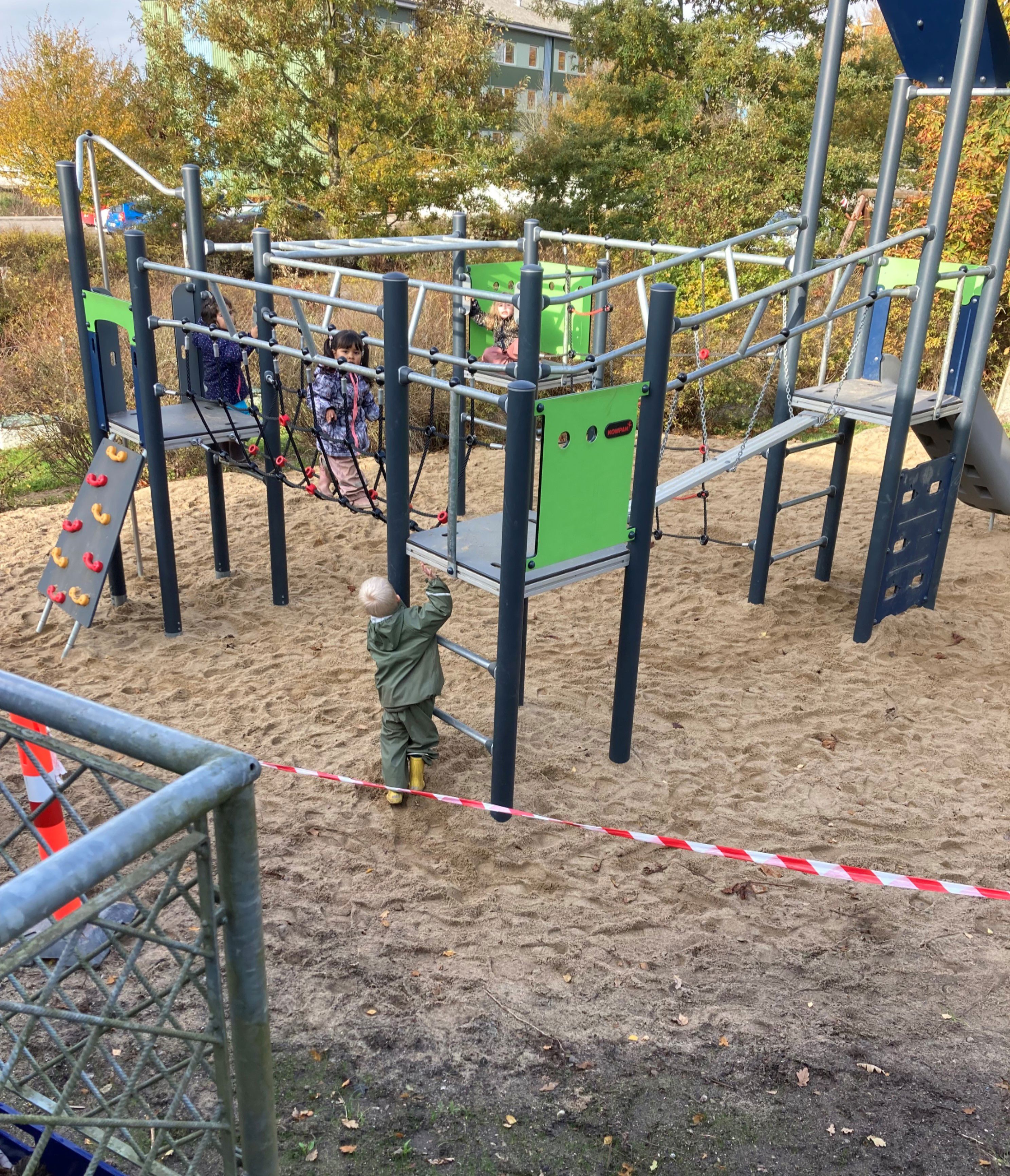 Børn leger i legetårnet i Børnehuset Hørhaven