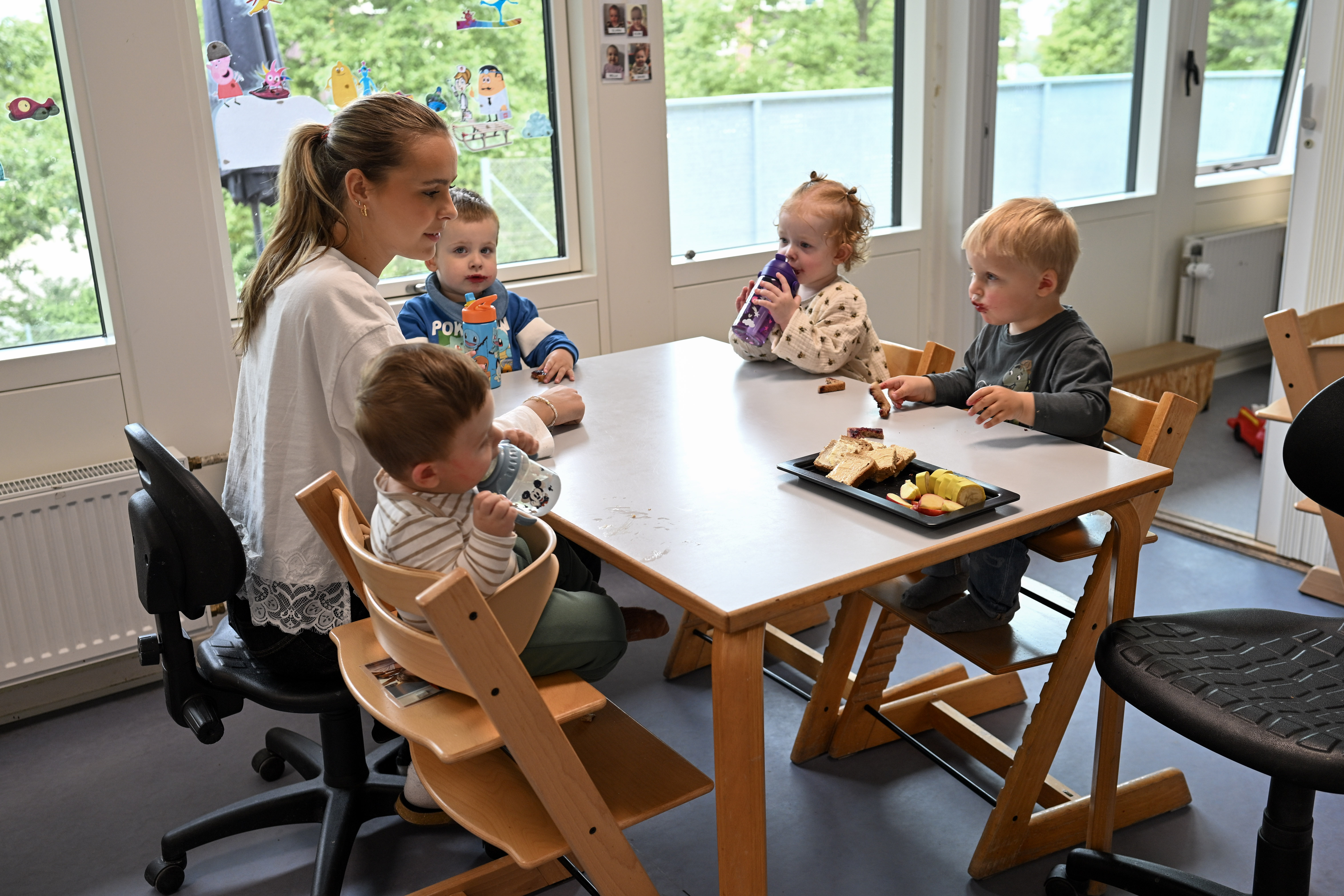Voksen og børn spiser