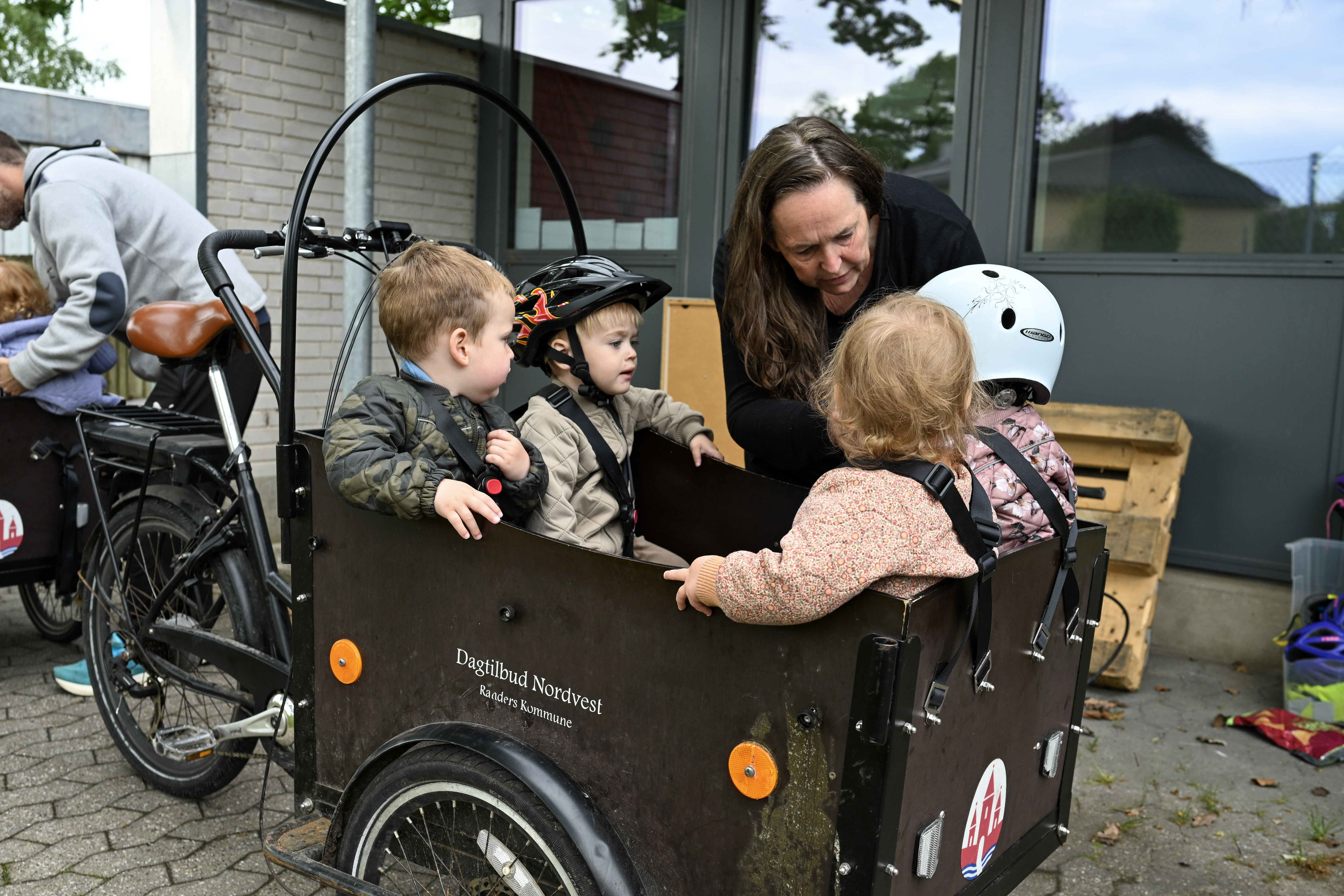 Børn på ladcykel